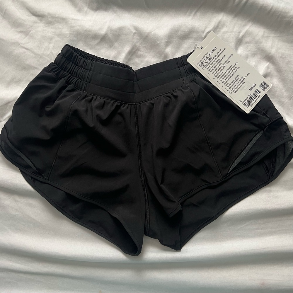Lululemon Hotty Hot LR  shorts size 6 2.5” lined
